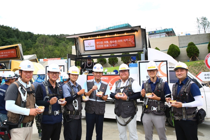 ㈜한화 건설부문, 혹서기 건설현장에 활력 더하는 &apos;Summer Safety&apos; 푸드트럭 운영