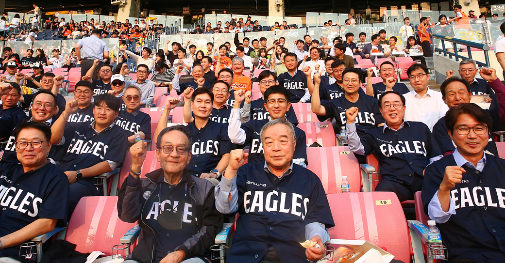 사진3.+㈜한화+건설부문+김승모+대표이사(두번째줄+왼쪽+네번째)와+협력사+대표들이+기념촬영을+하고+있다..jpg