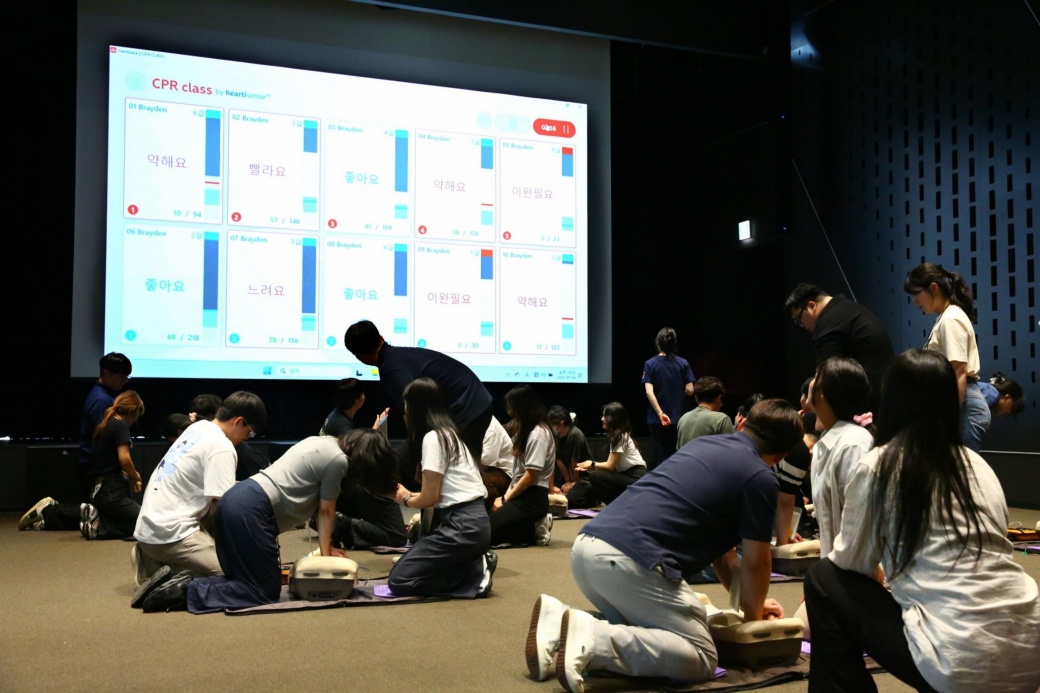 사진1.㈜한화+건설부문+안전보건관리자들이+심폐소생술+체험을+하고+있다..jpg