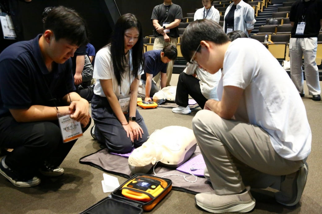 사진2.+㈜한화+건설부문+안전보건관리자들이+상황에+맞춰+자동심장충격기(AED)를+사용하고+있다..jpg