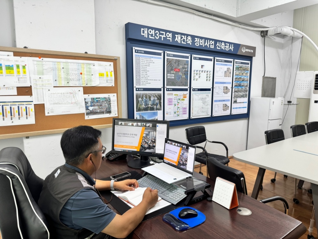 사진4.+㈜한화+건설부문+부산대연3구역+재건축+정비사업현장+양승철+현장소장이+안전보건+리더십+교육을+받고+있다..jpg