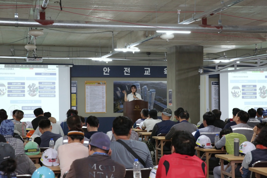 batch_사진2.+외국인+안전문화+지도사가+외국인+근로자들을+대상으로+안전교육을+하고+있다..jpg