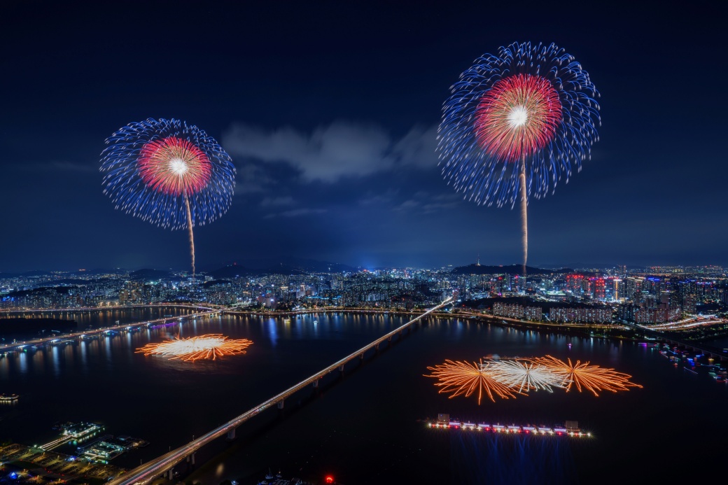 사진1.+‘한화와+함께하는+서울세계불꽃축제+2025’에서+선보인+㈜한화의+불꽃.jpg